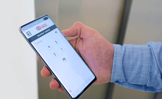 Imágen de móvil con el sistema que permite dar órdenes al ascensor.
