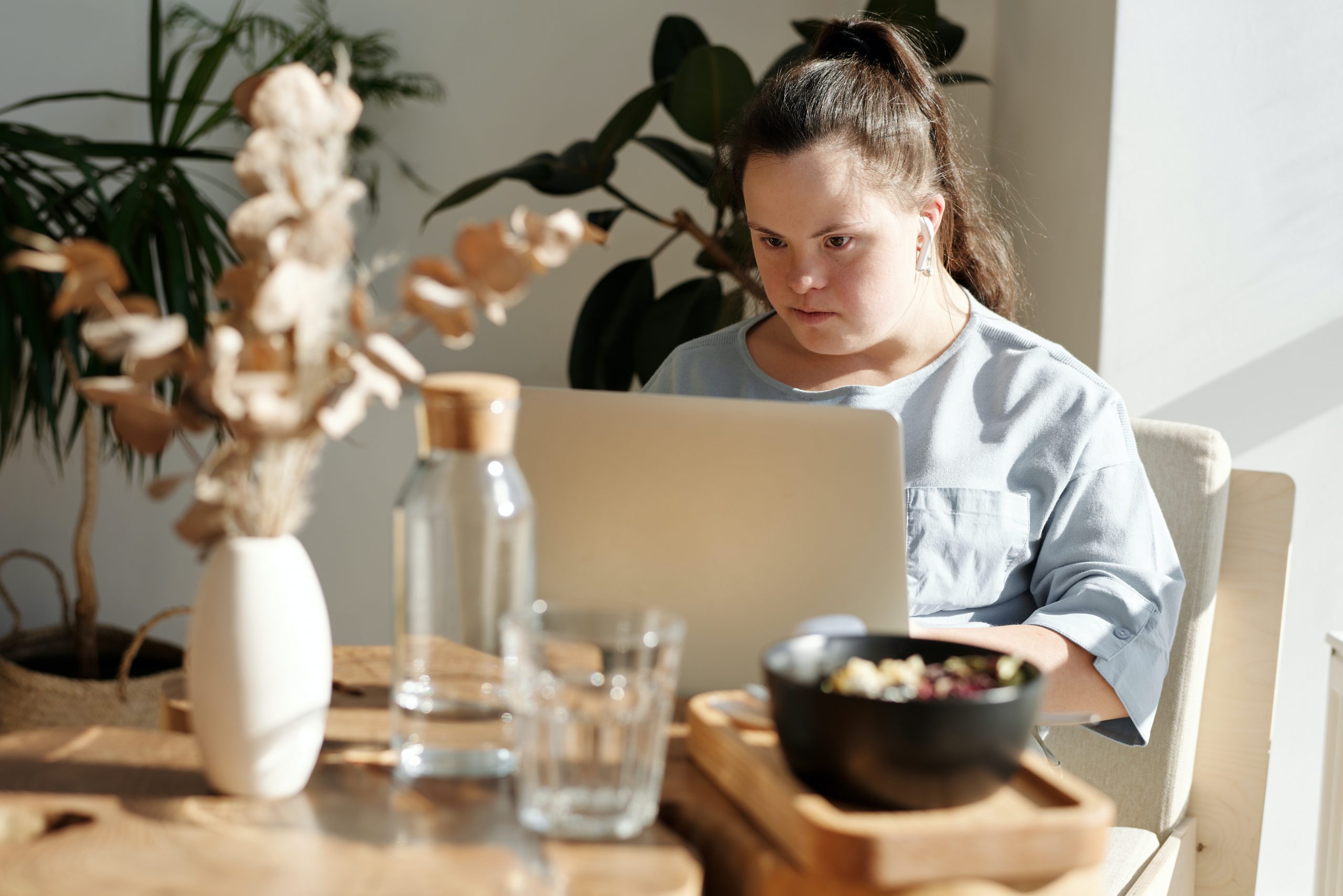 Mujer con Síndrome de Down trabajando con su ordenador