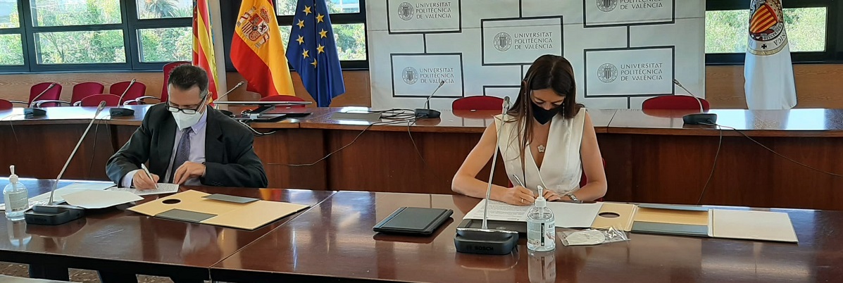 La consellera de innovación y universidades, Carolina Pascual, firma la renovación del convenio con la UPV para dar continuidad a la cátedra Dicatic