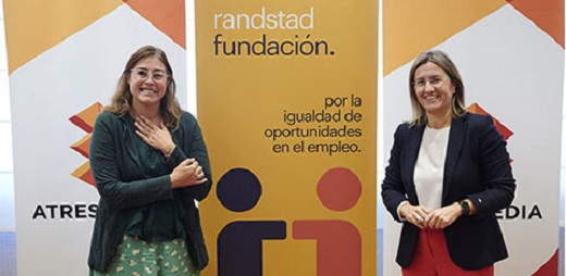 Imagen de la firma del acuerdo de Atresmedia y Fundación Randstad, con las dos responsables