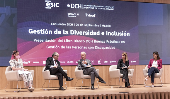 Imagen del escenario con los participantes en la presentación del libro blanco sobre gestión de la diversidad de las personas con discapacidad