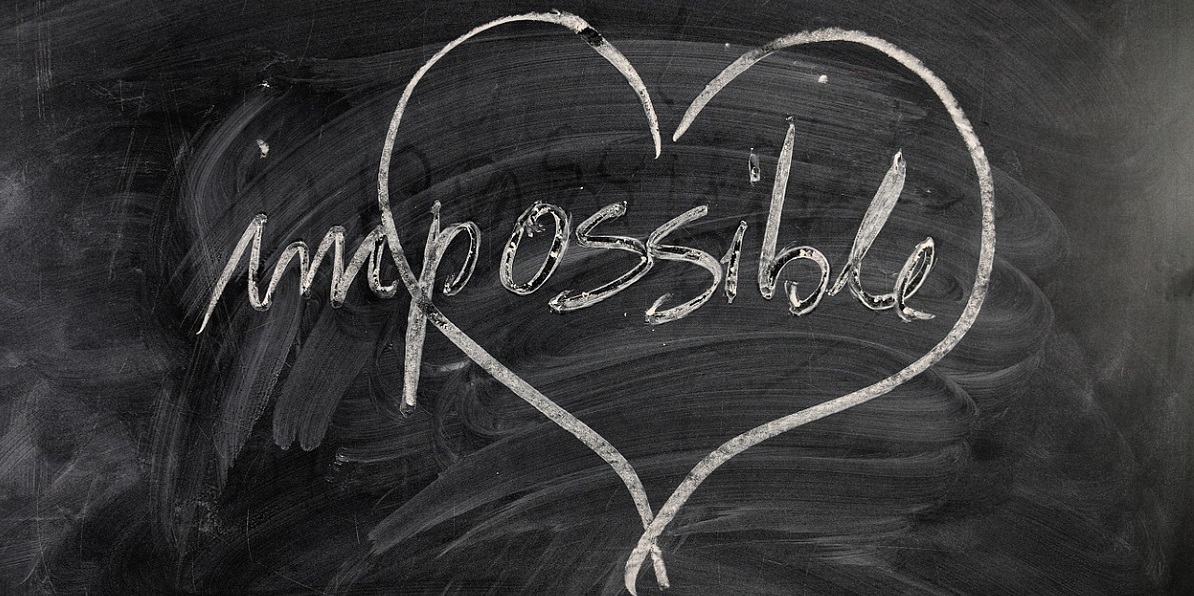 Pizarra de un aula con la palabra "posible" enmarcada en un corazón
