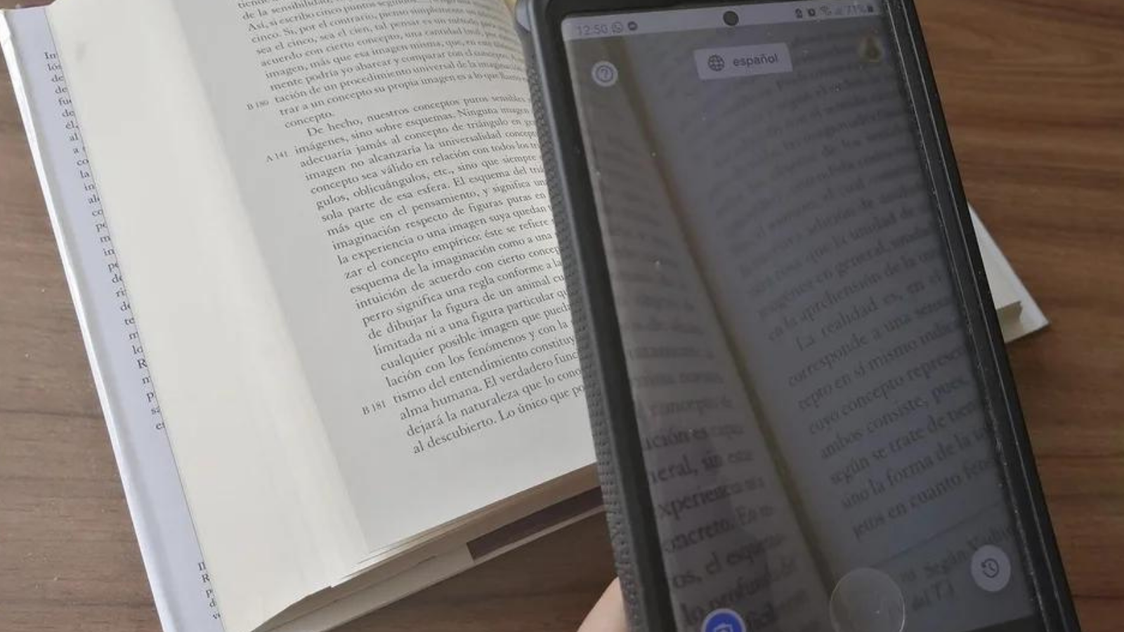 Un libro y un móvil con una aplicación de lectura activada