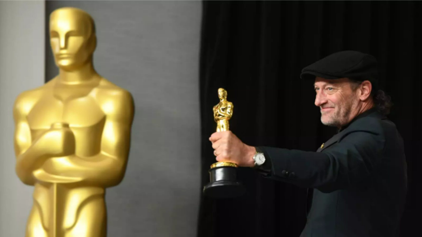 El director de la película CODA recogiendo uno de los tres Premios Oscar que ha obtenido