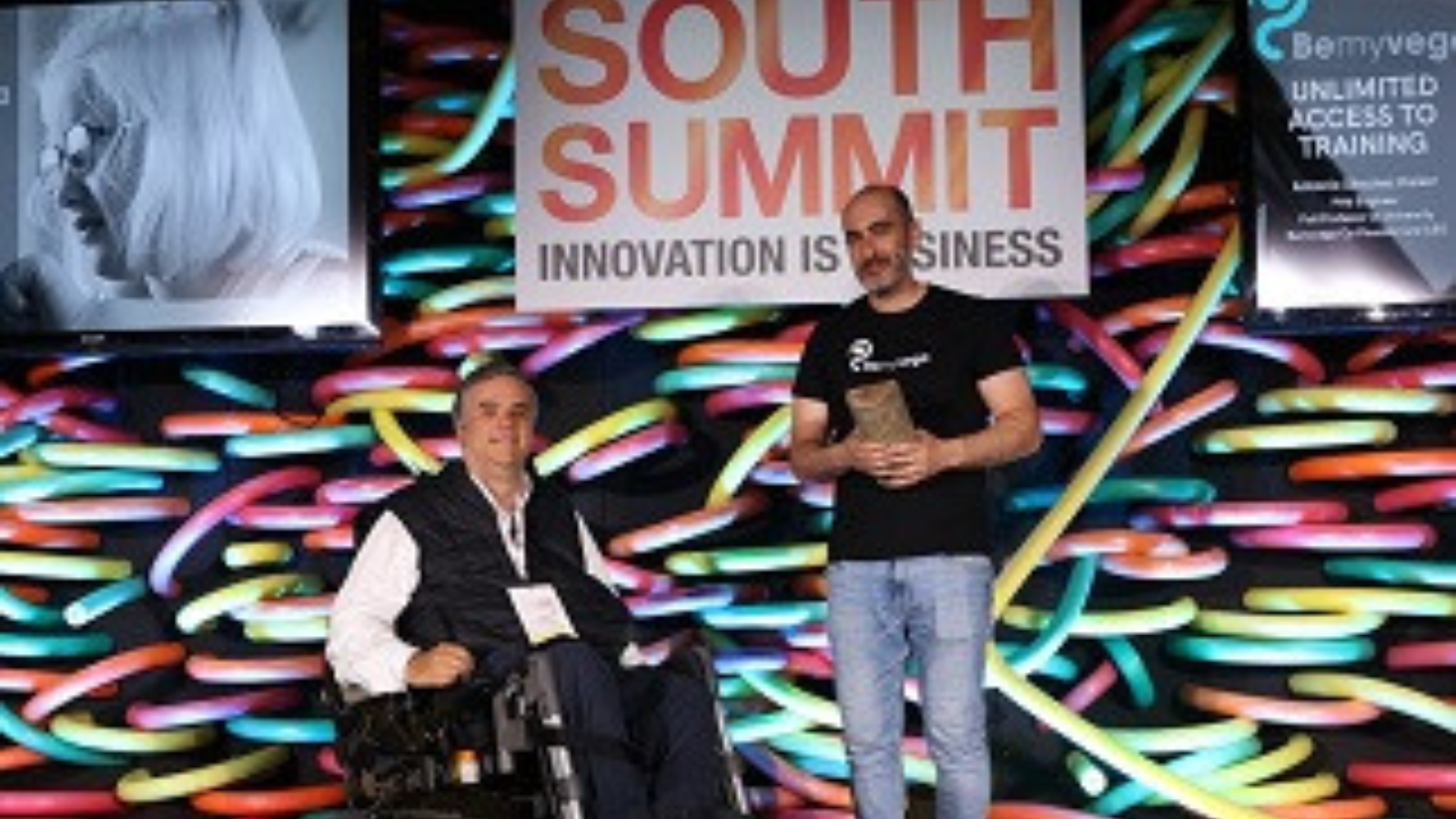 Entrega del premio 'Innovation and Social Inclusion Award’ a la startup BemyVega, en el South Summit 2022