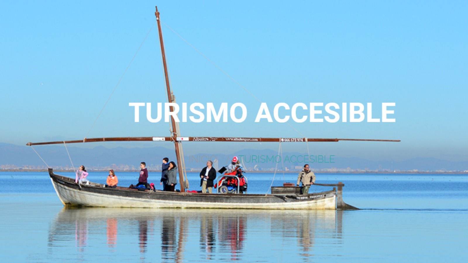 Imagen de la web de Cocemfe CV con una barca de la Albufera equipada para personas en silla de ruedas. Aparece el rótulo 'Turismo accesible', con letras mayúsculas en blanco
