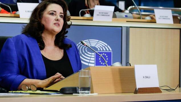 Fotografía de la comisaria europea de Igualdad, Helena Dalli, en su escaño en la Comisión Europea
