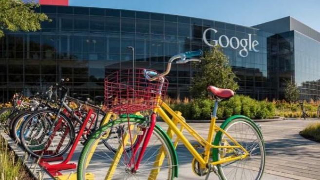 Fotografía del exterior de la sede de Google, con bicicletas de colores en primer plano